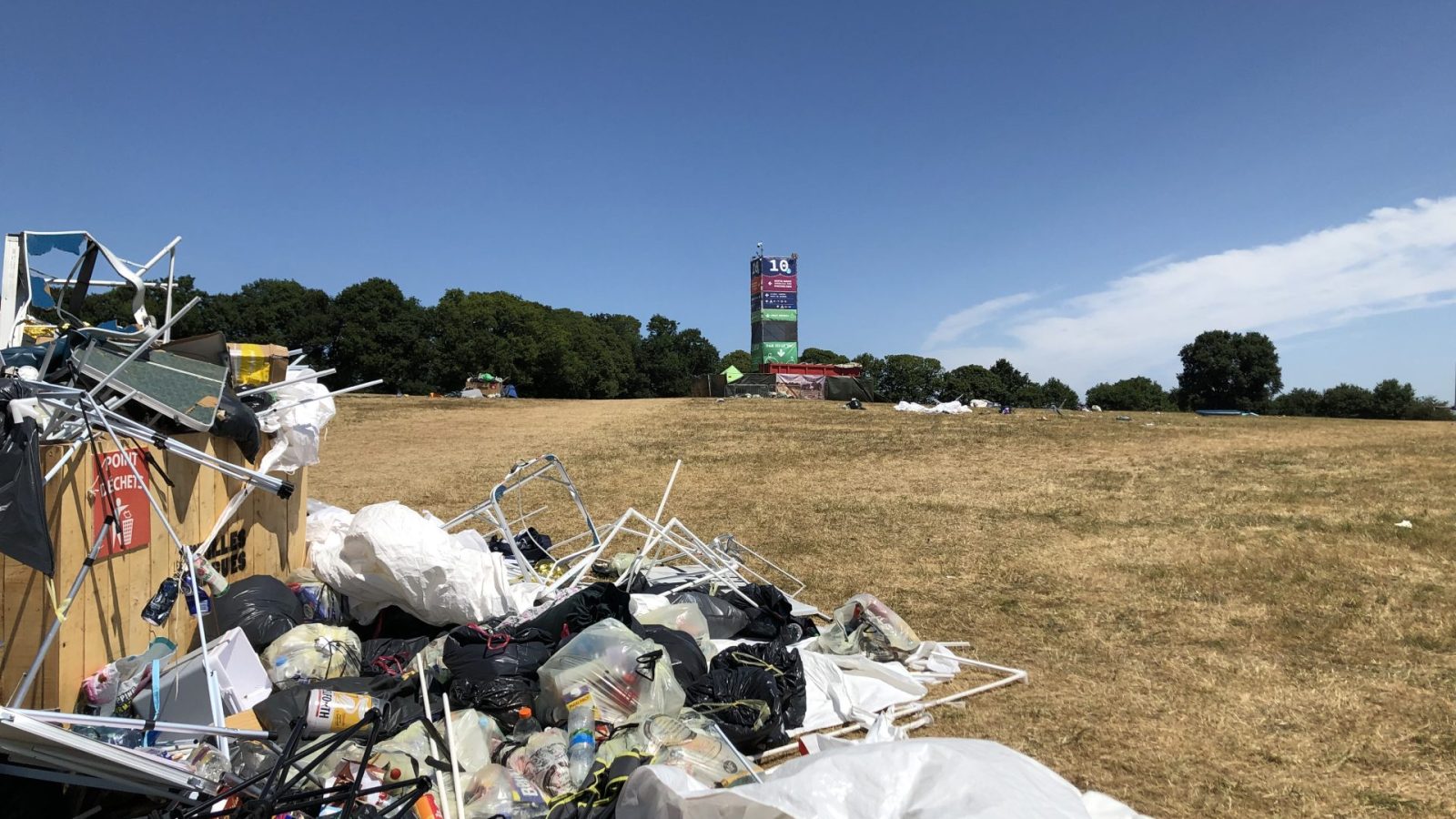 Équipements de camping collectés à la fin du festival Les Vieilles Charues